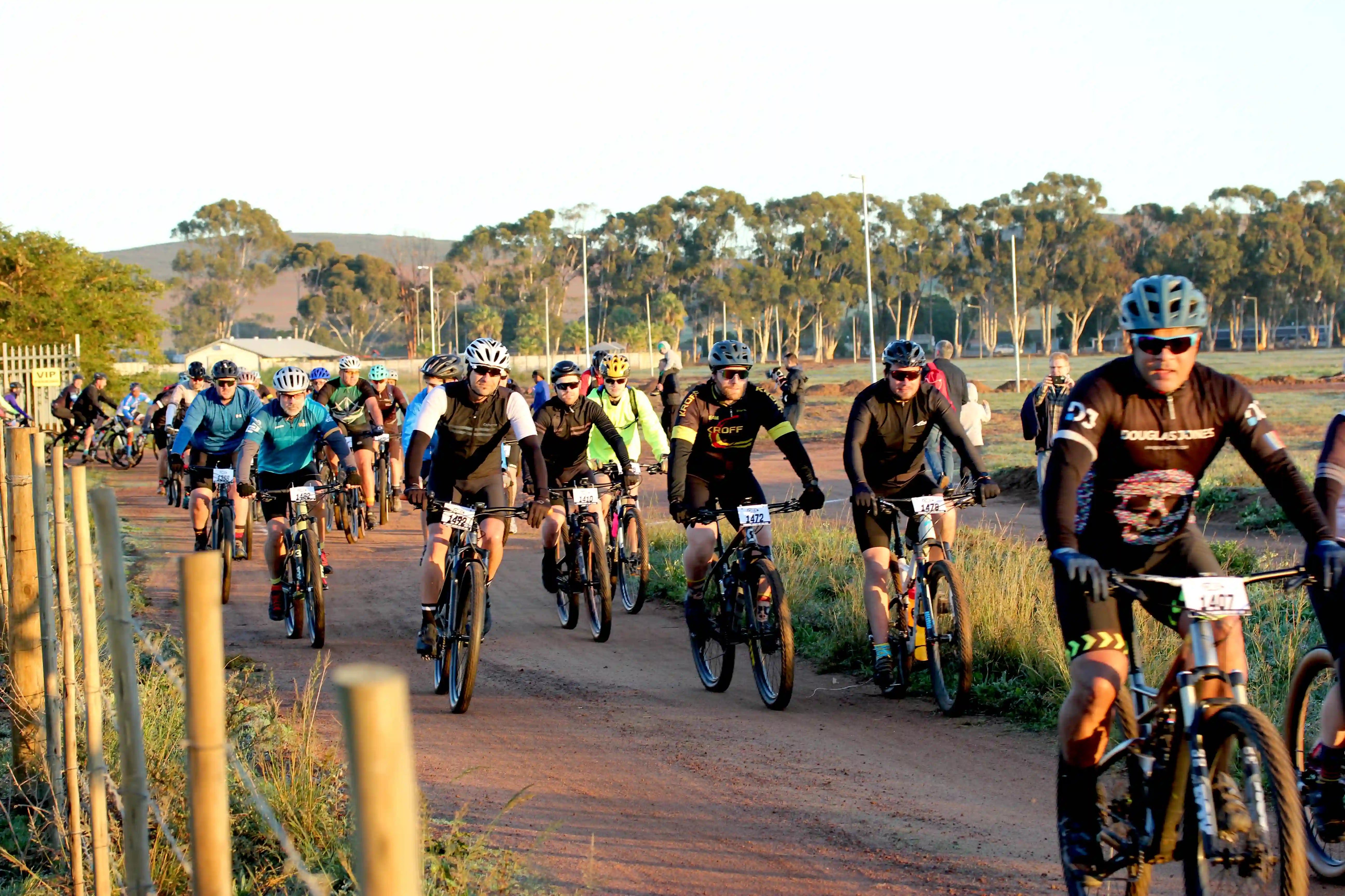Benefits of wearing sunglasses while cycling